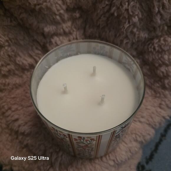 Bath & Body Works White Barn Frosted Cranberry Scented Candle 3-Wick 14.5oz - Picture 4 of 6